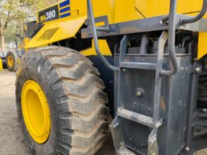 Chargeur sur pneus Komatsu WA380-3 d'occasion avec charge nominale de 5 tonnes, chargeur frontal avec composants de base, pompe de boîte de vitesses à roulement de moteur - Product Image 5