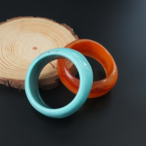 Bracelet artisanal en résine artistique multicolore de forme irrégulière pour la décoration intérieure et la bijouterie – Bracelet personnalisé à motif marbré pour femme, cadeau unique - Product Image 3
