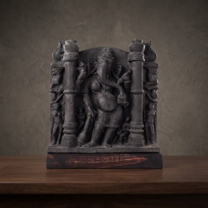 Rare rélique muséale du Ganesha féminin Vinayaki du 11e siècle |   Réplique en pierre de la déesse Matrika indienne classique pour présentation sur table - Product Image 2