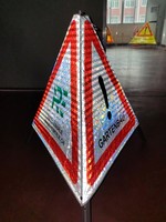 Support de signalisation routière portable pliable avec tente rétractable réfléchissante et triangle de signalisation avec inscription 'STOP'