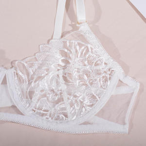 Ensemble de <span class=keywords><strong>Lingerie</strong></span> Blanche Brodé 4 Pièces en Dentelle Florale Transparente : Soutien-Gorge, Porte-Jarretelles, Bas Cuissardes – <span class=keywords><strong>Lingerie</strong></span> de Mariée - Product Image 5