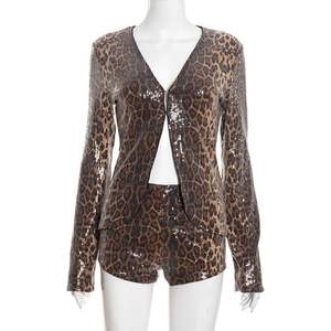 ชุดเซ็ต 2 ชิ้นสำหรับผู้หญิง คอลเลคชั่น 2026 ลายเสือชีตาห์ คอวี แขนยาว ผ้าถักประดับเลื่อม เหมาะสำหรับใส่ออกเดท - Product Image 4