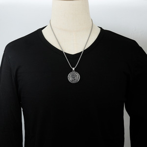 Collar Unisex con Colgante Redondo de Acero Inoxidable, Diseño Geométrico, Estilo Punk Retro, 19 mm - Product Image 4