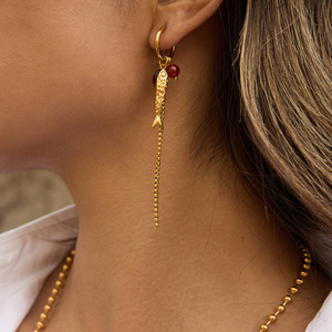 Pendientes de borla con colgante de pez en oro de 18 quilates y piedras de ágata para mujer, para uso diario. - Product Image 2