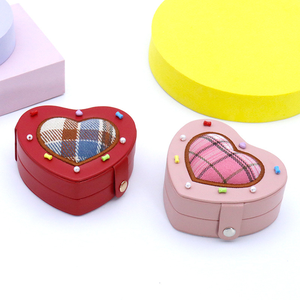 Boîtes à bijoux écologiques de qualité supérieure <span class=keywords><strong>en</strong></span> forme de cœur rouge, <span class=keywords><strong>en</strong></span> cuir PU avec doublure <span class=keywords><strong>en</strong></span> faux daim pour bagues, boucles d'oreilles, bracelets, vente <span class=keywords><strong>en</strong></span> gros - Product Image 4