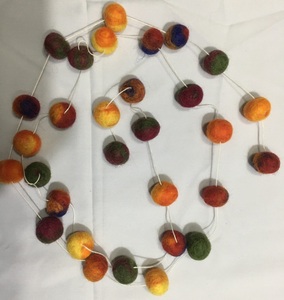 100% cintre boule de laine cravate-Die feutre cintres mobiles avec ornements de boule pour les cadeaux d'affaires et promotionnels au Népal - Product Image 2