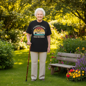 T-shirt da infermiera con design vintage in stile retrò, vestibilità unisex, per infermiere che si sono ritirati - Product Image 3