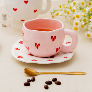 Ensemble tasse et soucoupe à café en céramique à motif de cœurs pour le thé de l'après-midi, rose avec cœurs rouges, forme irrégulière, design fait main - Product Image 1