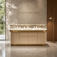 Vitrine d'îlot à bijoux arrondie, design minimaliste et luxueux, présentoir haut de gamme pour bijouterie, showroom et image de marque
