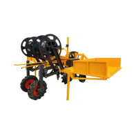 Machine de plantation de semis d'arbres mécanisée à grande échelle, entraînée par un tracteur, intégrant le creusement de fossés, la plantation et l'insertion de piquets de soutien