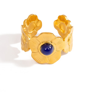 Bague en or en forme de fleur avec incrustation de pierre bleue pour femme, à porter au quotidien - Product Image 5