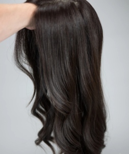 Topper per Donne con Perdita di <span class=keywords><strong>Capelli</strong></span>, Completamente Annodato a Mano, Morbido, Premium, con <span class=keywords><strong>Capelli</strong></span> Vergini di Alta Qualità, Realistico e Traspirante, Base in Seta e Retro in Pizzo, Fatto a Mano - Product Image 4