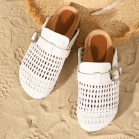 Nouvelles sandales plates pour femme style vacances d'été 2025, à bout rond, tressées, avec boucle, à enfiler