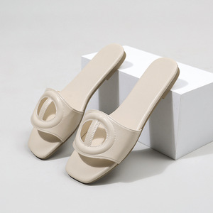 Женщина носит модные сандалии на плоской подошве в качестве верхней обуви для женщин - Product Image 4