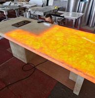 Table à manger moderne de luxe personnalisée en marbre avec design translucide à veines dorées pour villa et hôtel, écologique