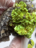 Cristal d'autunite vert fluorescent naturellement présent, bloc minéral de forme cubique, provenant de l'extraction locale du Hunan, collection de spécimens