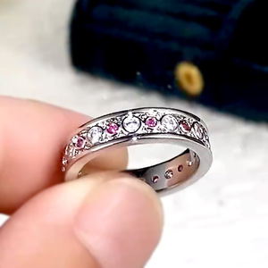 Anello a fascia singola con cristalli bianchi e rosa per donna, elegante accessorio di moda per tutti i giorni - Product Image 2