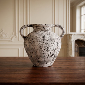 Jarrón de cerámica antiguo con manchas, con un diseño rústico y una elegante asa, perfecto para realzar cualquier decoración del hogar. - Product Image 3