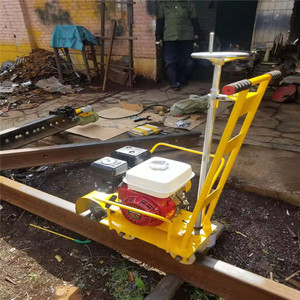 เครื่องเจียรรางรถไฟแบบใช้เชื้อเพลิงภายใน Cs 1 สำหรับขัดรางรถไฟและกำจัดสนิม ใช้เครื่องยนต์เหล็กกล้าคาร์บอนสีเหลือง - Product Image 1