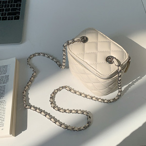 Bolso tote retro de PU de gran capacidad para mujer, novedad otoño-invierno, de alta gama, con cadena simple y cierre de cremallera, costuras a mano. - Product Image 1