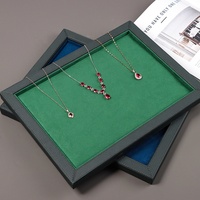 Présentation du plateau en cuir de luxe personnalisé pour la bijouterie Présentoir de colliers et bracelets Conteneur de bijoux personnalisé