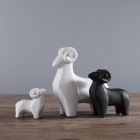 Drei Schafe bringen Glück: Keramik-Deko, niedliche Schaf-Skulptur, moderne nordische minimalistische Ornamente für das neue Haus und das Wohnzimmer