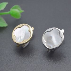 Crochets de boucles d'oreilles en <span class=keywords><strong>laiton</strong></span> plaqué or 18 carats et argent, incrustés de coquillages naturels blancs, motif trèfle, anti-<span class=keywords><strong>rouille</strong></span>, vente chaude - Product Image 1