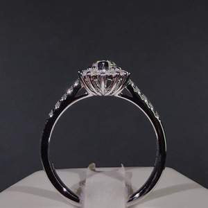 Anello di Fidanzamento F1311 per Donna in Oro Bianco con Diamante Taglio Marquise e Pietre Laterali Naturali Colore D - Product Image 4