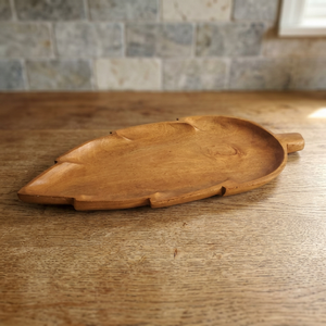Plateau de service en bois gravé fait main, écologique, de forme irrégulière, style japonais vintage, pour fêtes et événements (vente en gros) - Product Image 1