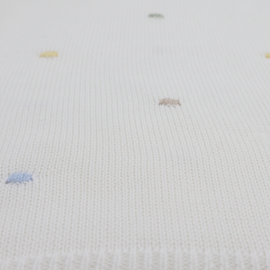 Juego de Seis Piezas de Manta de Algodón para Bebé, Babero para la Dentición, Calcetines, Diadema, Sonajero y Juguete de Madera para Hitos - Product Image 1