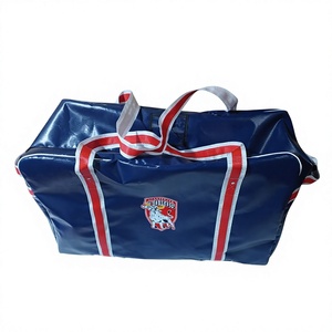 Sac de sport de hockey en PVC bleu marine avec sangles rouges et blanches et logo personnalisé - Product Image 3