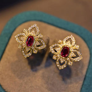 Orecchini a perno vintage placcati oro con rubino, design floreale, montatura a castone, gioielli da festa da donna, orecchini alla moda in lega - Product Image 3