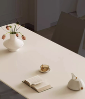 Ensemble table et chaises de salle à manger rectangulaire moderne et simple en bois blanc crème avec plateau en pierre frittée, 4 places, durable et écologique