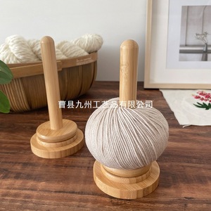 Soporte de hilo de madera para escritorio, soporte giratorio de 360 grados, estilo minimalista, estante de almacenamiento de hilo para tejer, ganchillo y manualidades. - Product Image 4