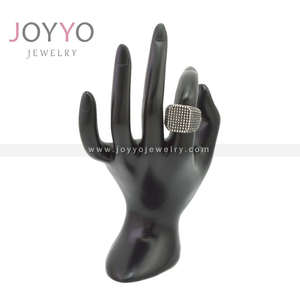 Anelli da Uomo Personalizzati in Acciaio al Titanio con Borchie, Anelli in Acciaio Inossidabile Placcati Nero con Punti Quadrati - Product Image 4