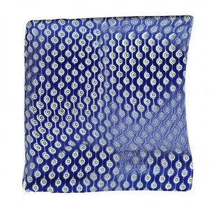 Tela azul índigo de algodón puro de primera calidad con elegantes patrones geométricos de círculos y estrellas blancos estampados a mano sobre un azul profundo. - Product Image 1