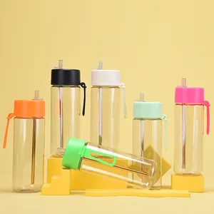 Botella de agua de jugo desechable Tritan transparente de gran oferta con tapa de paja sin BPA y asa de transporte de silicona portátil