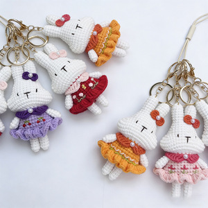 Porte-clés pendentif <span class=keywords><strong>lapin</strong></span> mignon avec jupe fleurie, fini, tricoté à la main au crochet - Product Image 2