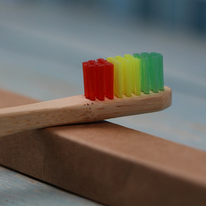Brosse à <span class=keywords><strong>dents</strong></span> en bambou avec manche antidérapant, poils moyens arc-en-ciel, logo personnalisé, manche coloré - Product Image 6