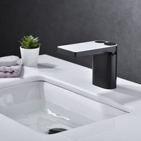 Miscelatore a cascata in ottone nero con pulsante montato sul ponte del bagno di lusso con rubinetto del bacino della temperatura dell'esposizione