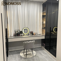 Dressing contemporain de luxe avec système de rangement personnalisé et finition intérieure haut de gamme pour projets résidentiels de villas