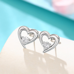Orecchini a forma di cuore cavo per donna, semplici ed eleganti, piccoli gioielli per l'orecchio, accessori da indossare ogni giorno - Product Image 2