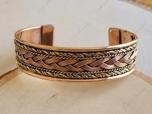 Brazalete Ancho de Cobre Sólido Hecho a Mano en Dos Tonos, Joyería Elegante y Moderna para Uso Diario, Disponible para la Venta - Product Image 5