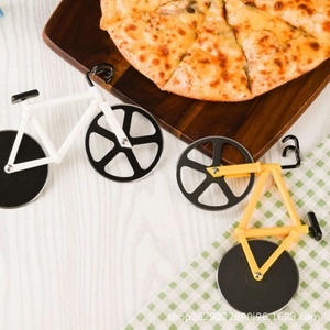 Cortador de Pizza Creativo de Dos Ruedas de Acero Inoxidable al por Mayor con Herramientas de Plástico para Pizza - Product Image 3