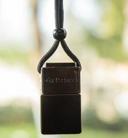 Bouteille de parfum pour voiture en verre carrée noire mate de 8 ml avec logo personnalisé, pendentif suspendu avec couvercle en bois
