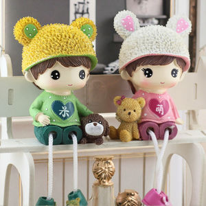 Poupées de couple suspendues amusantes et mignonnes en résine, style dessin animé, pour la décoration de la maison et les bibelots de nouvelle maison - Product Image 2