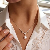 Bijoux de mariage, cadeau de mariée, cadeau de Noël, collier délicat en imitation perle d'eau douce avec feuille d'or et diamants