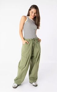 Pantalon <span class=keywords><strong>cargo</strong></span> <span class=keywords><strong>kaki</strong></span> personnalisé 2026 pour femme, coupe ample <span class=keywords><strong>taille</strong></span> <span class=keywords><strong>basse</strong></span>, jambe large, utilitaire avec poches, pantalon streetwear OEM/ODM - Product Image 4