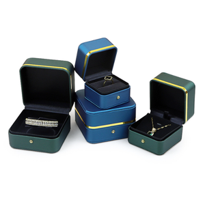 Boîte à bague de luxe légère haut de gamme avec garniture dorée, fermeture magnétique, design carré, base rigide en similicuir délicat, couleur vert foncé et or - Product Image 1