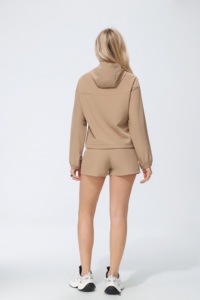 Completo da donna 2 pezzi con felpa con cappuccio e pantaloncini tinta unita, con zip a un quarto e coulisse, in poliestere traspirante, per yoga - Product Image 5